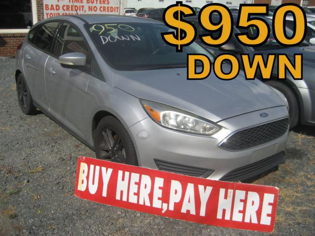 2017 Ford Focus SE's photo